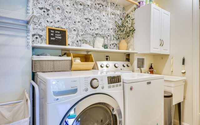 Unique Larkspur Cabin w/ Treetop Mountain Views!