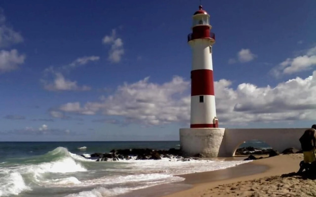 Flat na Praia de Itapuã no Térreo com AR-Condicionado - SEM TAXAS