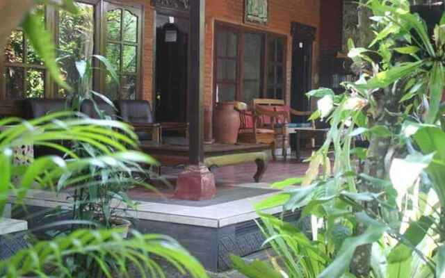 Nyoman Astana bungaloWs