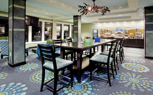 Holiday Inn Express & Suites Salem by IHG