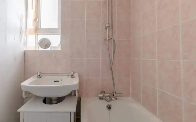 Cosy 4BD Flat W/private Balcony - Nine Elms!