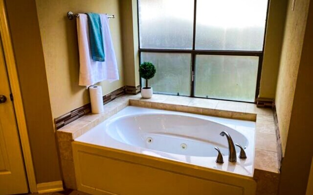 4Bdrm 3.5Bath 8Beds - Pool House