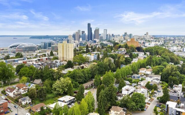 Hillside in Seattle - well appointed