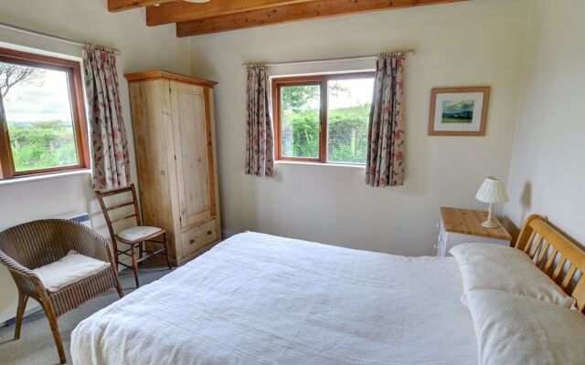 Quaint Holiday Home in Bwlch-y-groes With Garden