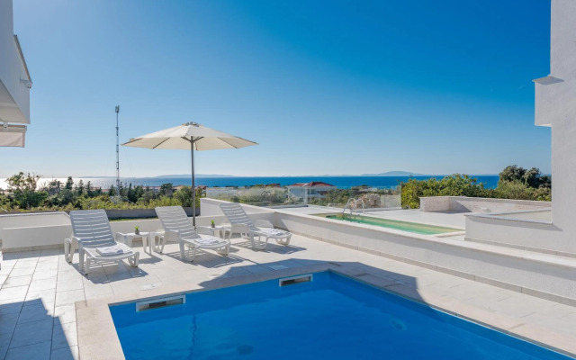 Dario 1. modern & luxury ap. with a pool