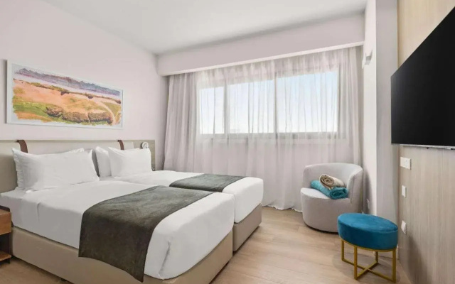 Mercure Larnaca Finikoudes Beach