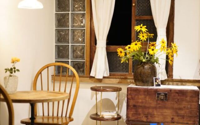 Mrs＇ X Coffee Hotel