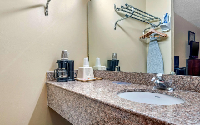 Econo Lodge Inn & Suites Forest