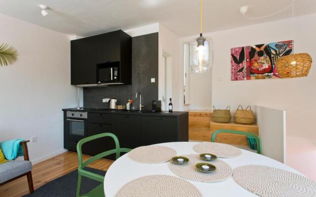 APOSENTUS - The light house at Miragaia