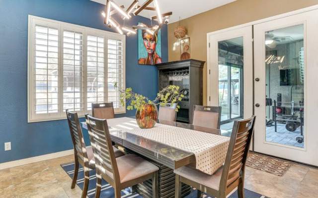 Putting Green & Hot Tub: Goodyear Retreat!