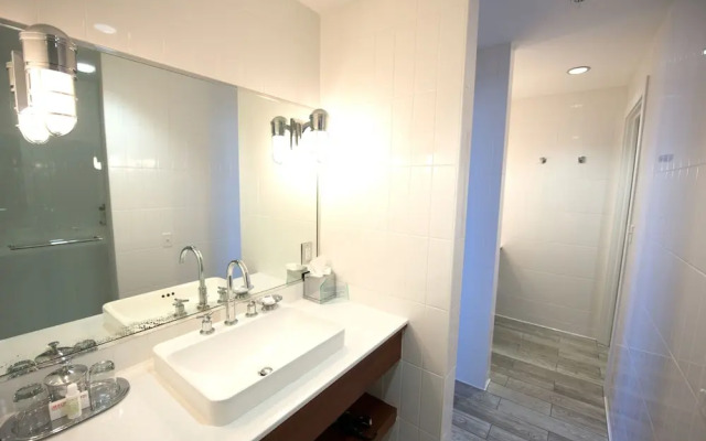 The Boathouse Waterfront Hotel & Marina