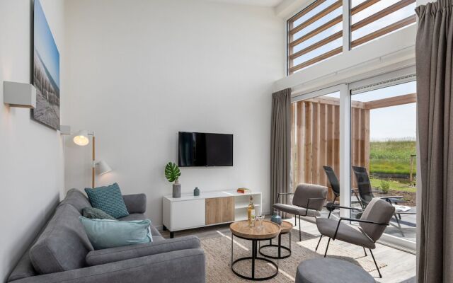 Detached Luxurious Lodge With Washingmachine, Near the Beach
