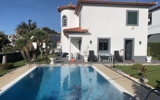 Funchal Apt- Sleeps 2 - Pool & Parking - Madeira