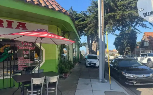 Beachy 1BR Escape with SofaBed Golf