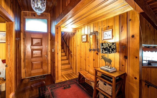 Bear Creek Lodge and Cabins in Helen Ga - Pet Friendly, River on Property, Walking Distance to downtown Helen