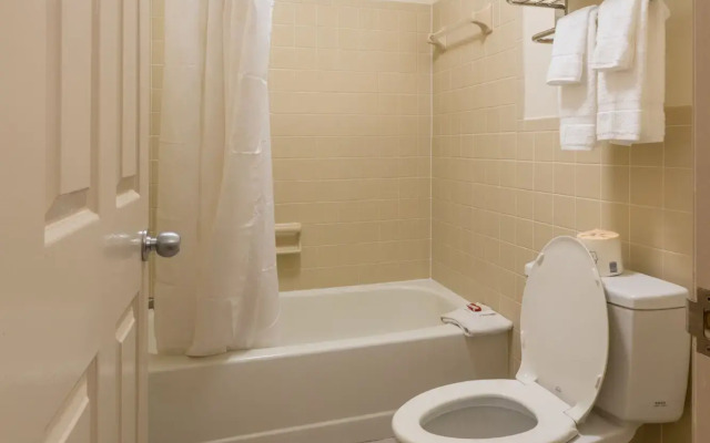 Cottonwood Suites Savannah Hotel & Conference Center