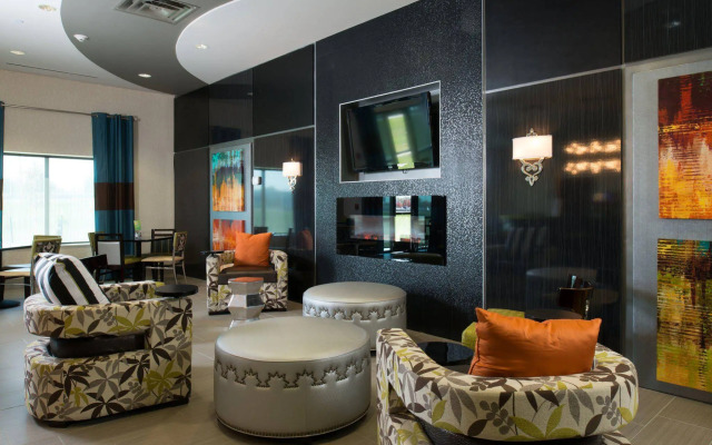 Holiday Inn Express & Suites North Kansas City by IHG