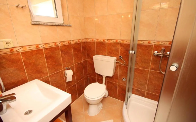 Apartments with a parking space Vinisce, Trogir - 8660