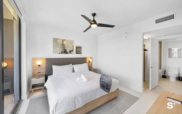 Downtown Haven Sleek 1-BR with Vistas
