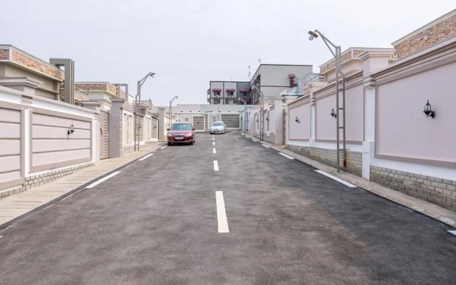 Cheerful 4-bedroom home with parking