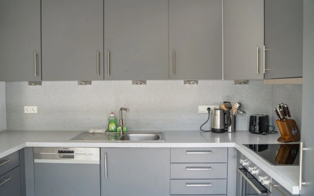 Exquisite 3BR Penthouse w Balc TV & Prkg