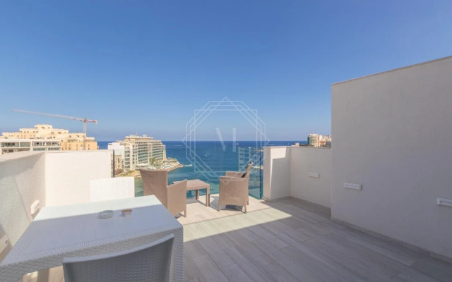 Seafront Penthouse Triplex- Roof Terrace & Hot Tub