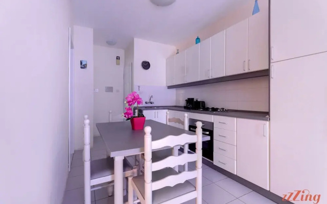 Seaside 2 Bedroom Apartment With Side Sea Views