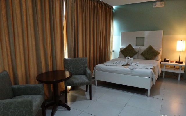 Holiday Suites Business District (Empire Suites Hotel)