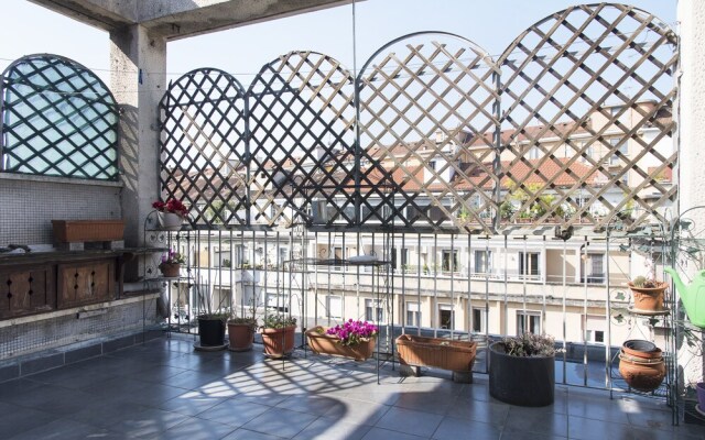 Bright Terrace Apartment in University District