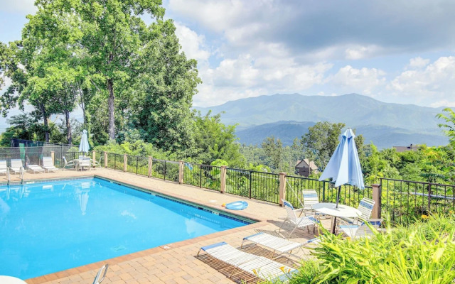 Hot Tub & Games! Smoky Mtn Cabin in Gatlinburg