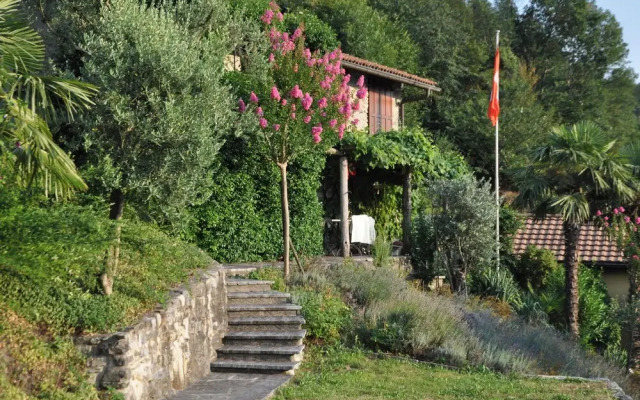 Romantic Lake View With Garden
