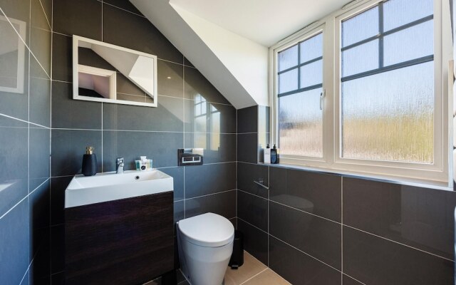 Large 4 Bed Townhouse in Uxbridge Sleeps 9