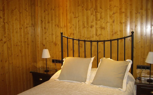 La Casita con jardín frente a la cascada