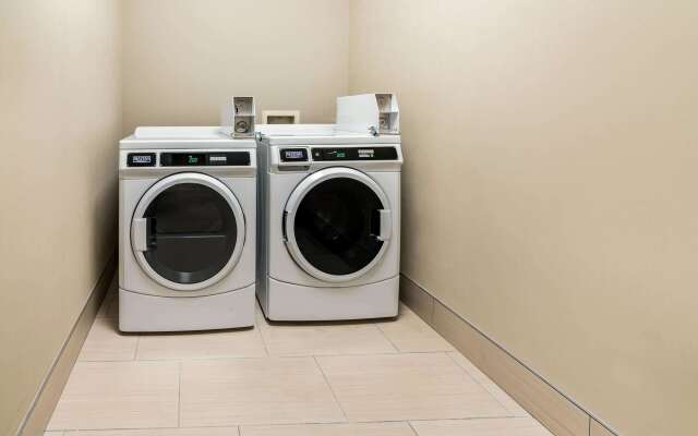 La Quinta Inn & Suites by Wyndham DFW Airport West - Bedford