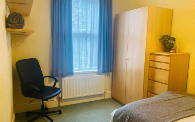 Immaculate 6-bed House in Coventry