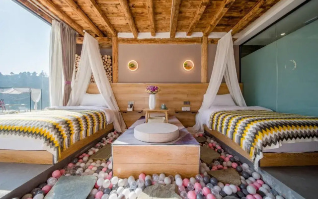 No Flowers Boutique Hostel