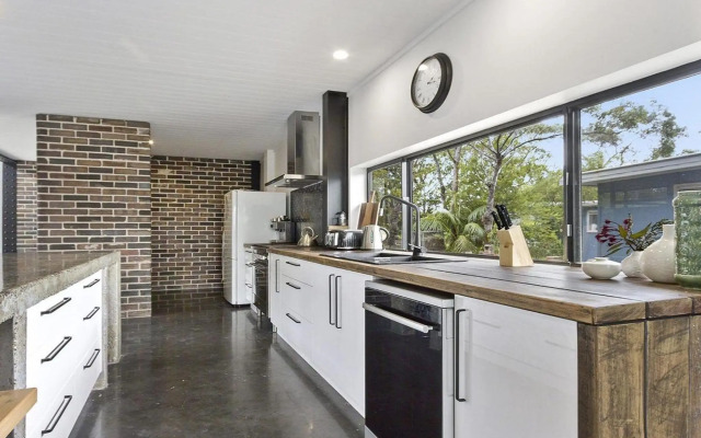 Horizons at Currarong - architecturally designed beach house