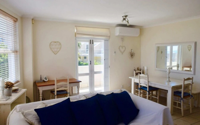 2 Bedroom Apartment Nestled Under Devil's Peak