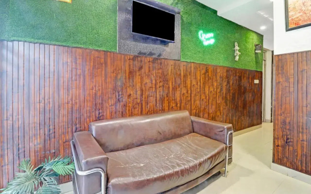 Oyo Flagship 80729 Green House