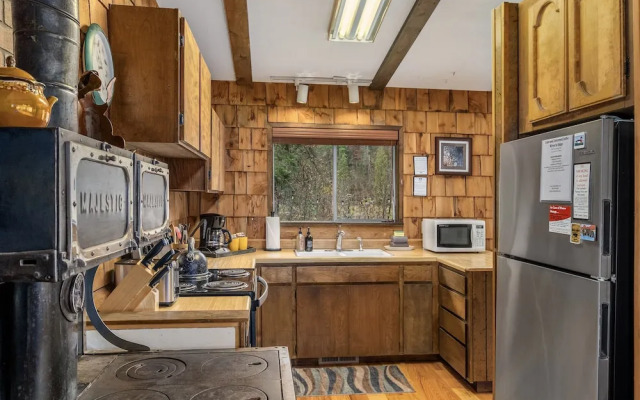 Rivers Edge 2 Bedroom Home by NW Comfy Cabins by RedAwning