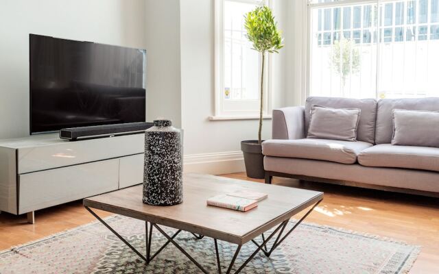 Stunning Home Near Earl's Court by Underthedoormat