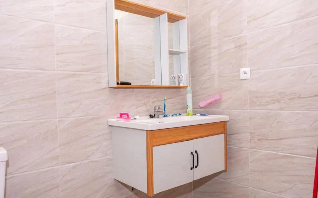 Cheerful 4-bedroom home with parking