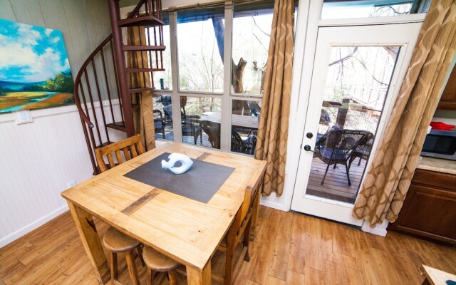 River Rd. Treehouses- Robins Roost