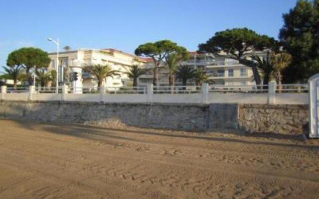 Stunning 2 Bed Apt On The Seafront Of Cannes In A High Class Secure Building With Swimming Pool 463