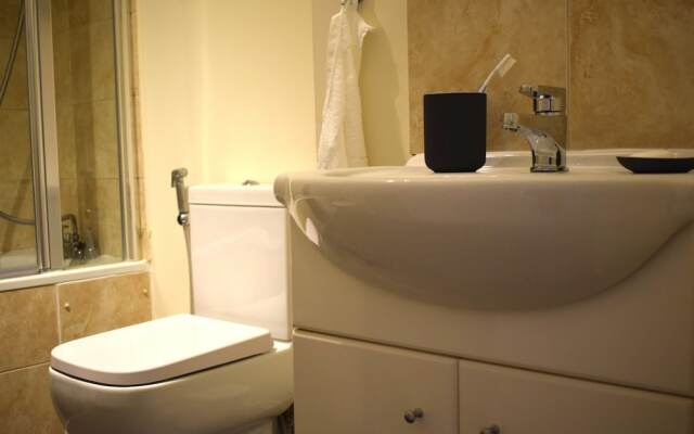 Modern 2 Bedroom Apartment in Queen's Park