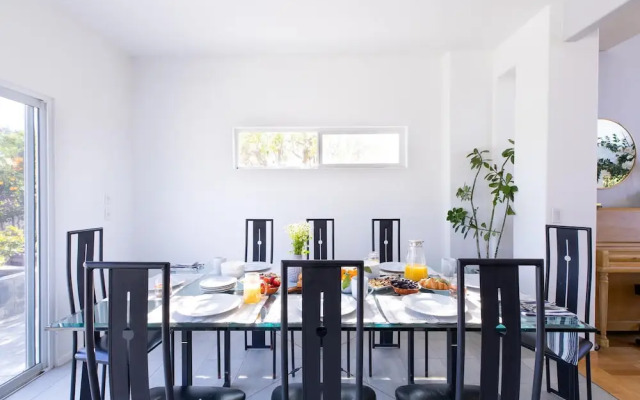 Beachcomber by AvantStay | 1 Block from Beach - Modern Estate w/ Ocean Views