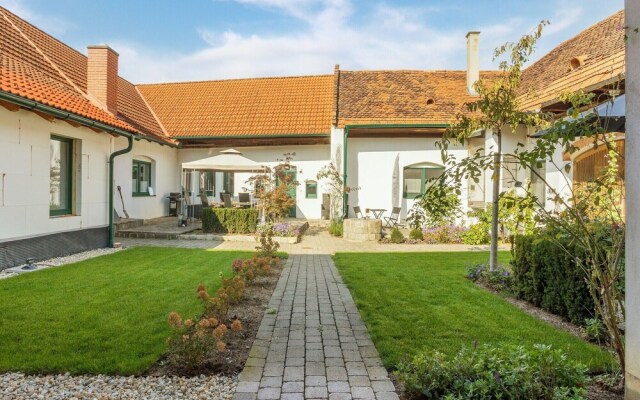 Apartment in a Renovated Square Courtyard in Bad Loipersdorf / Styria