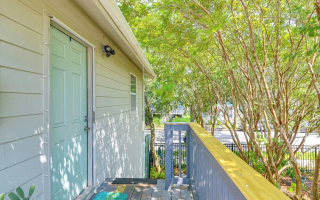 Private Beach Pass: Cozy Galveston Apartment!