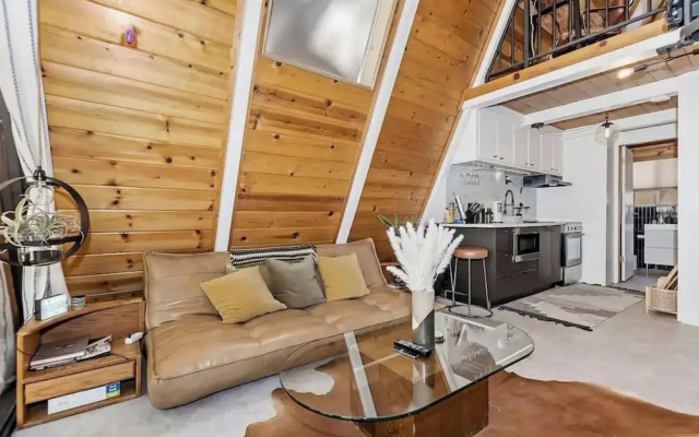 Acute A-frame Cabin w WiFi