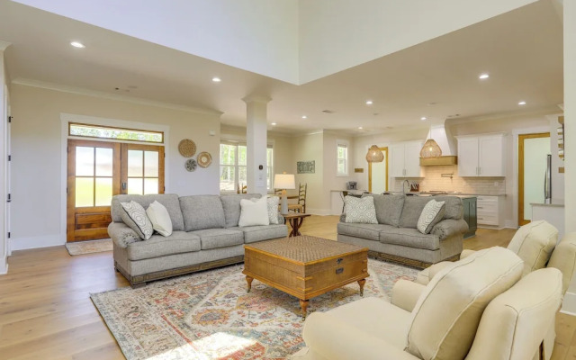 Spacious Lake Sinclair Vacation Rental w/ Dock!